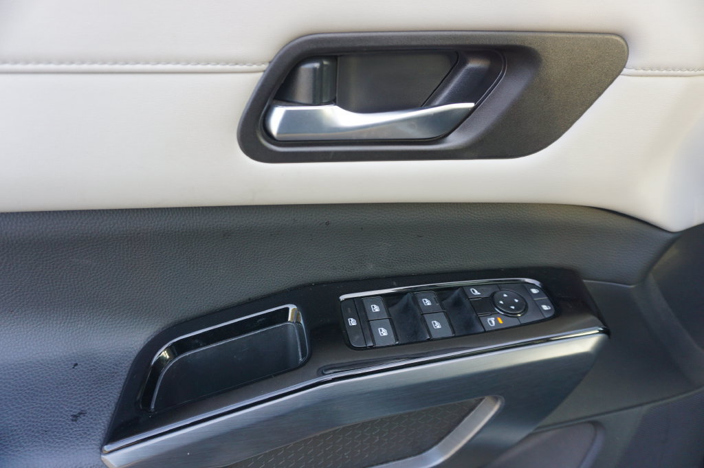Used 2024 Nissan Pathfinder SL w/ SL Premium Package FWD image 4