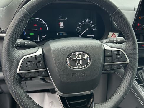 Used 2023 Toyota Sienna XSE AWD/4WD image 25