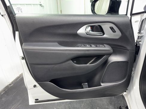 Used 2024 Chrysler Pacifica Select image 24