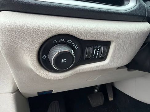 Used 2023 Chrysler Pacifica Touring-L FWD image 19