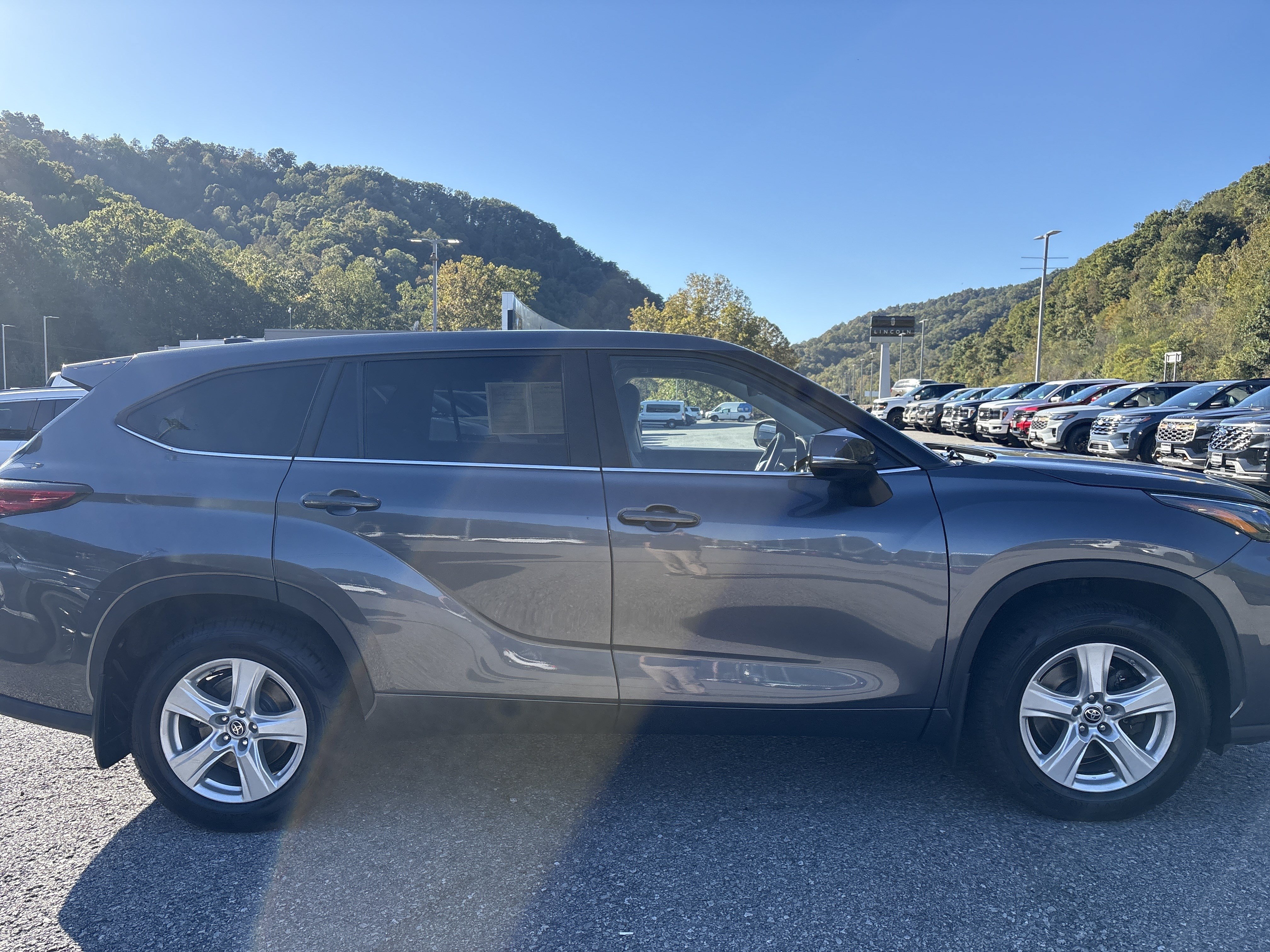 Used 2023 Toyota Highlander LE AWD/4WD image 3