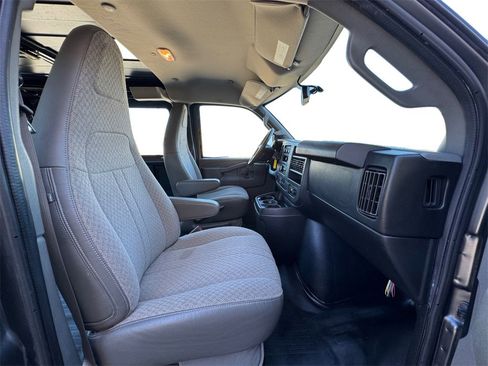 Used 2017 Chevrolet Express 2500 image 18