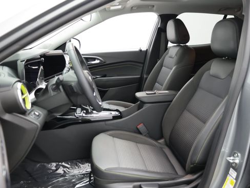 Used 2024 Chevrolet Trax LT w/ Sunroof Package FWD image 18