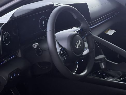 Used 2025 Hyundai Elantra SEL image 24