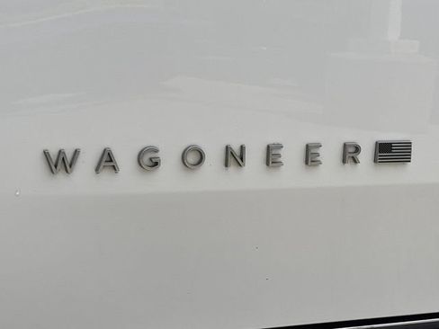Used 2023 Jeep Wagoneer L Series II AWD/4WD image 5