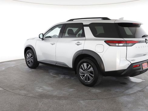 Used 2024 Nissan Pathfinder SV image 9