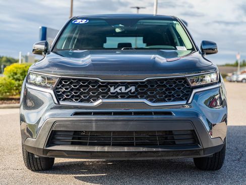 Used 2023 Kia Sorento LX image 2