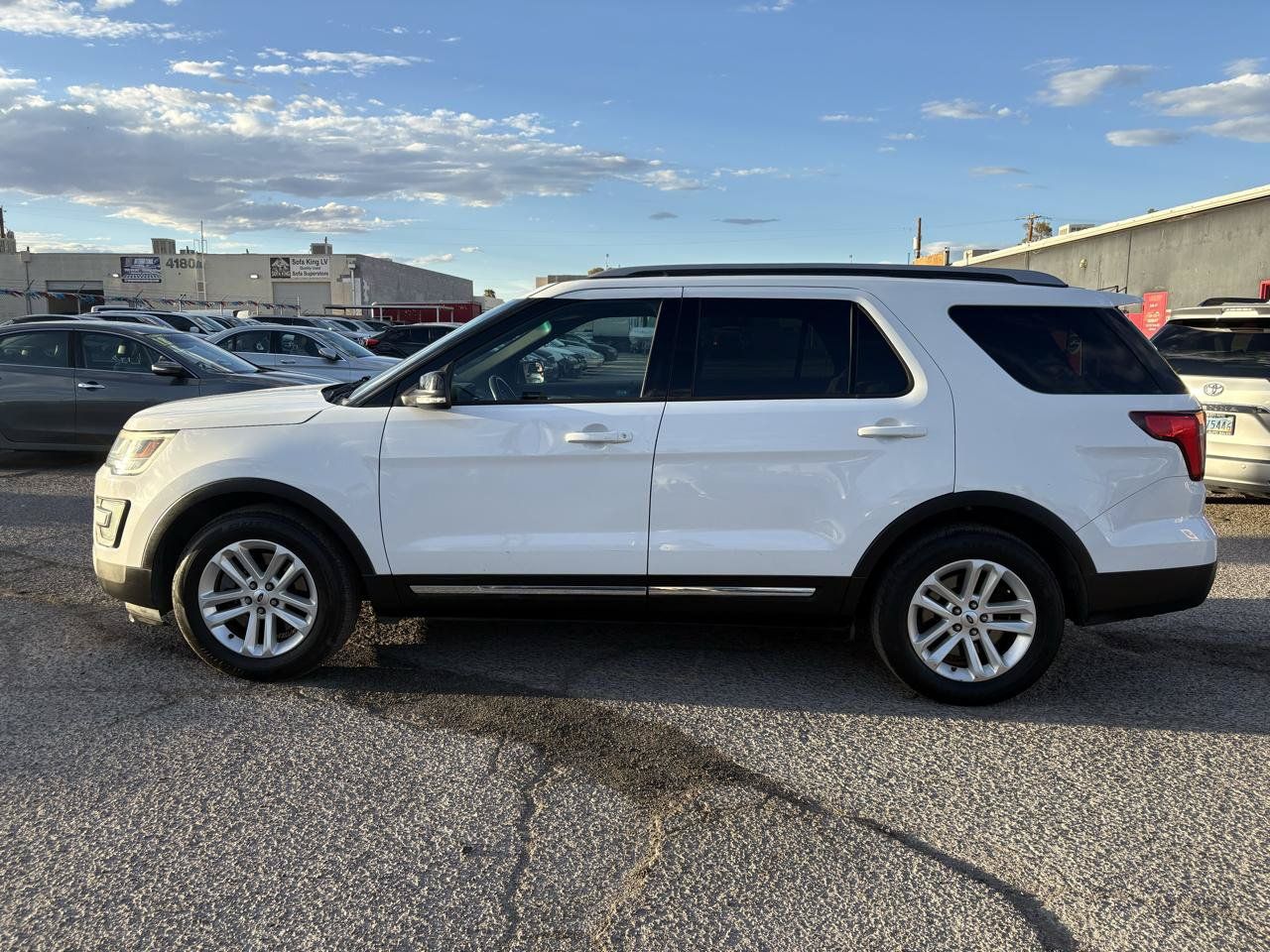 Used 2016 Ford Explorer XLT w/ Equipment Group 201A FWD image 2
