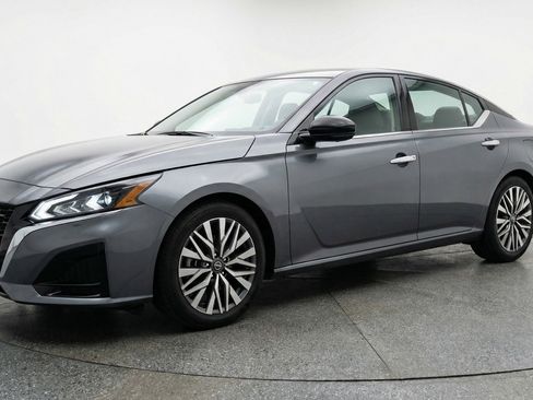 Used 2025 Nissan Altima 2.5 SV image 3