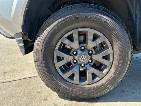 Used 2021 Toyota Tacoma SR5 w/ SR5 Appearance Package (SM) RWD image 32