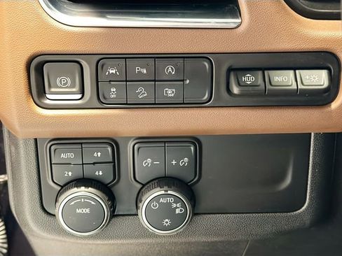 Used 2024 Chevrolet Suburban High Country image 10