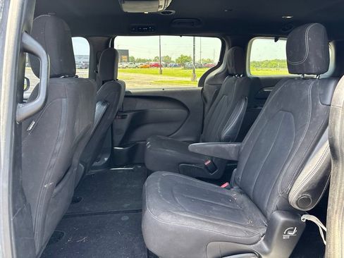 Used 2020 Chrysler Pacifica Touring w/ S Appearance Package FWD image 10
