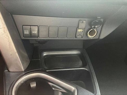 Used 2018 Toyota RAV4 XLE FWD image 33