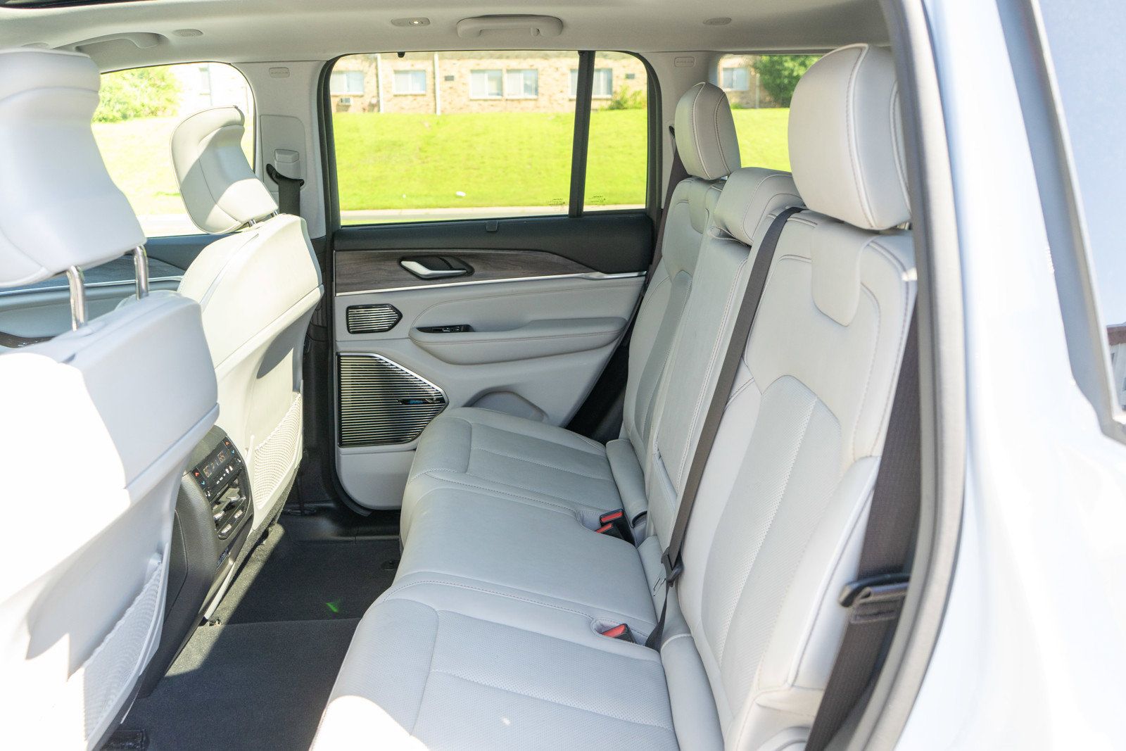 Used 2022 Jeep Grand Cherokee Overland w/ Luxury Tech Group IV AWD/4WD image 35