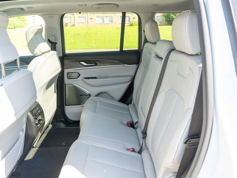 Used 2022 Jeep Grand Cherokee Overland w/ Luxury Tech Group IV AWD/4WD image 35