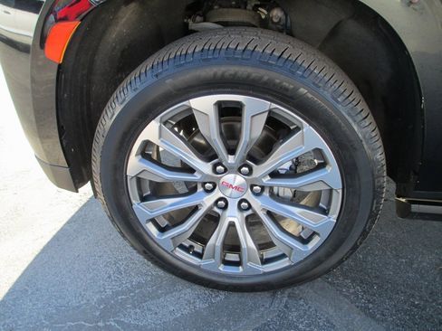 Used 2021 GMC Yukon Denali w/ Denali Premium Package image 12