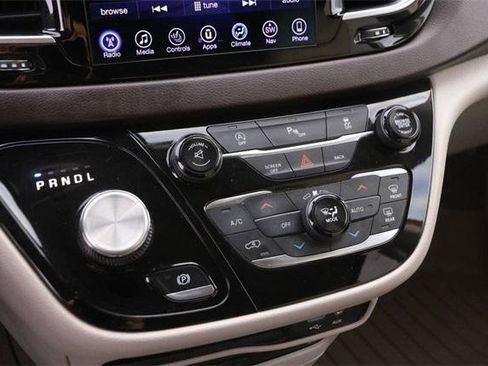 Used 2017 Chrysler Pacifica Touring-L Plus w/ Tire & Wheel Group image 20