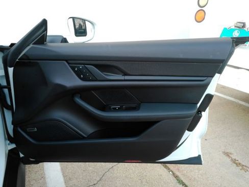 Used 2022 Porsche Taycan image 17