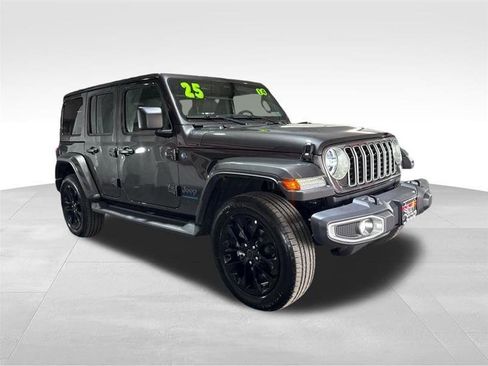 Used 2025 Jeep Wrangler Unlimited Sahara image 3