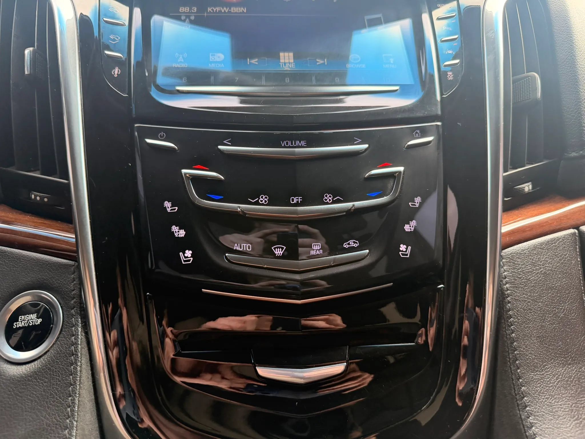 Used 2016 Cadillac Escalade Luxury AWD/4WD image 23