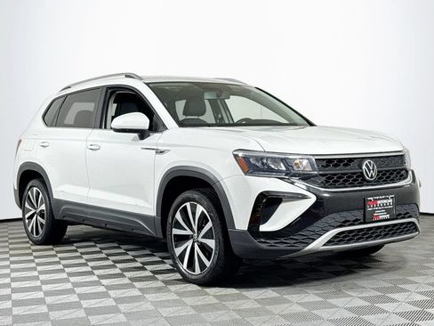 Used 2022 Volkswagen Taos SE FWD image 1