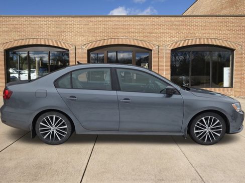 Used 2015 Volkswagen Jetta Sport image 2