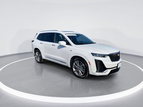 Used 2023 Cadillac XT6 Premium Luxury w/ Technology Package FWD image 2