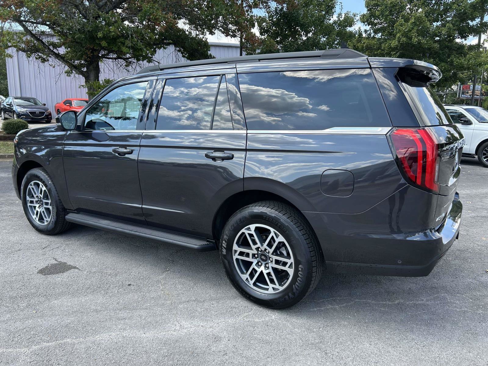Used 2025 Ford Expedition Active RWD image 7