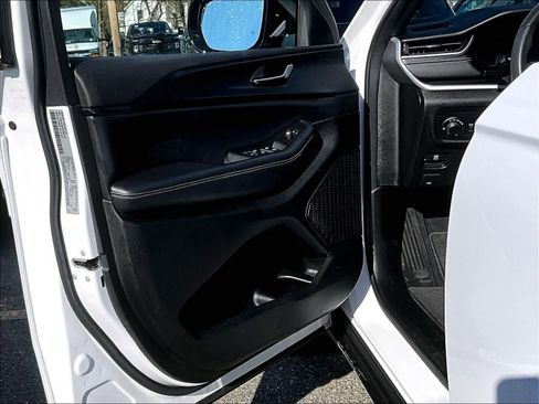 Used 2023 Jeep Grand Cherokee Altitude AWD/4WD image 9