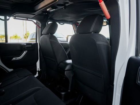 Used 2016 Jeep Wrangler Unlimited Sahara w/ Connectivity Group image 36