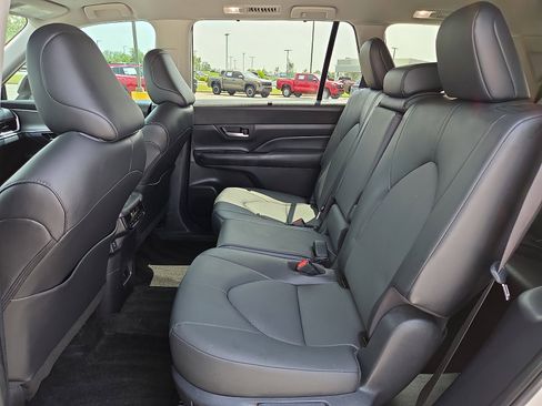 Used 2024 Toyota Grand Highlander XLE FWD image 11