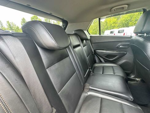 Used 2021 Chevrolet Trax LT w/ Premium Seat Package AWD/4WD image 21