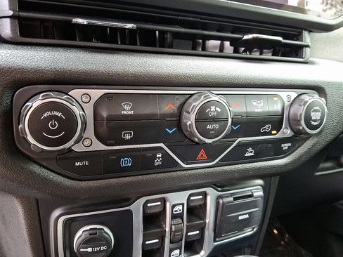 Used 2024 Jeep Wrangler Unlimited AWD/4WD image 15