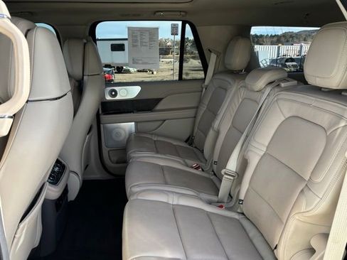 Used 2019 Lincoln Navigator Reserve image 16