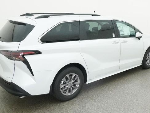 New 2026 Toyota Sienna XLE FWD image 36