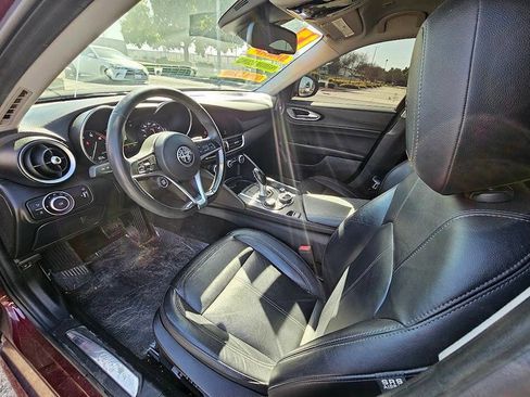 Used 2017 Alfa Romeo Giulia image 12