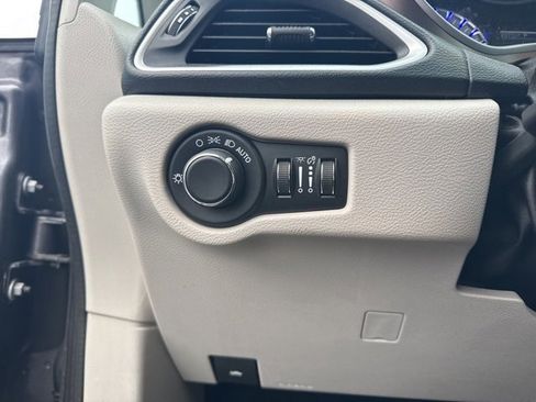 Used 2020 Chrysler Voyager Lxi image 24