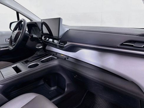 Certified 2025 Toyota Sienna XLE FWD image 43