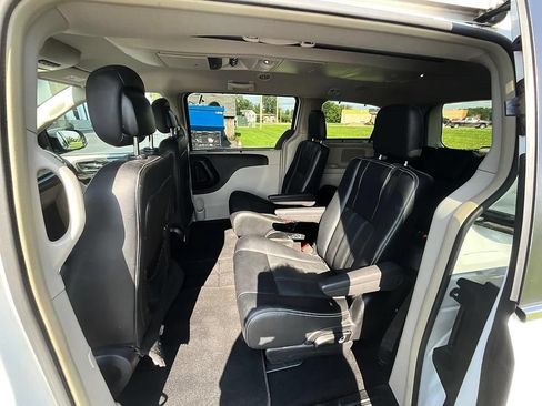 Used 2016 Chrysler Town & Country Touring w/ Driver Convenience Group FWD image 29