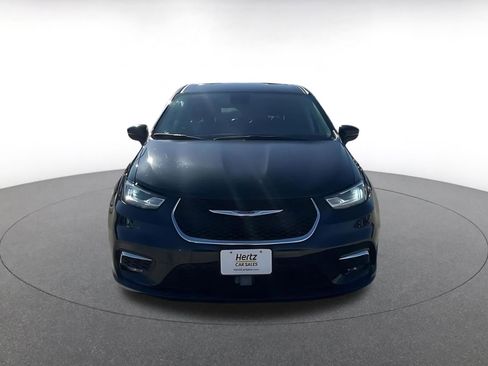 Used 2023 Chrysler Pacifica Touring-L image 4