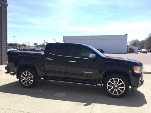 Used 2022 GMC Canyon Denali image 3