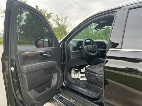Used 2025 Chevrolet Suburban High Country AWD/4WD image 15