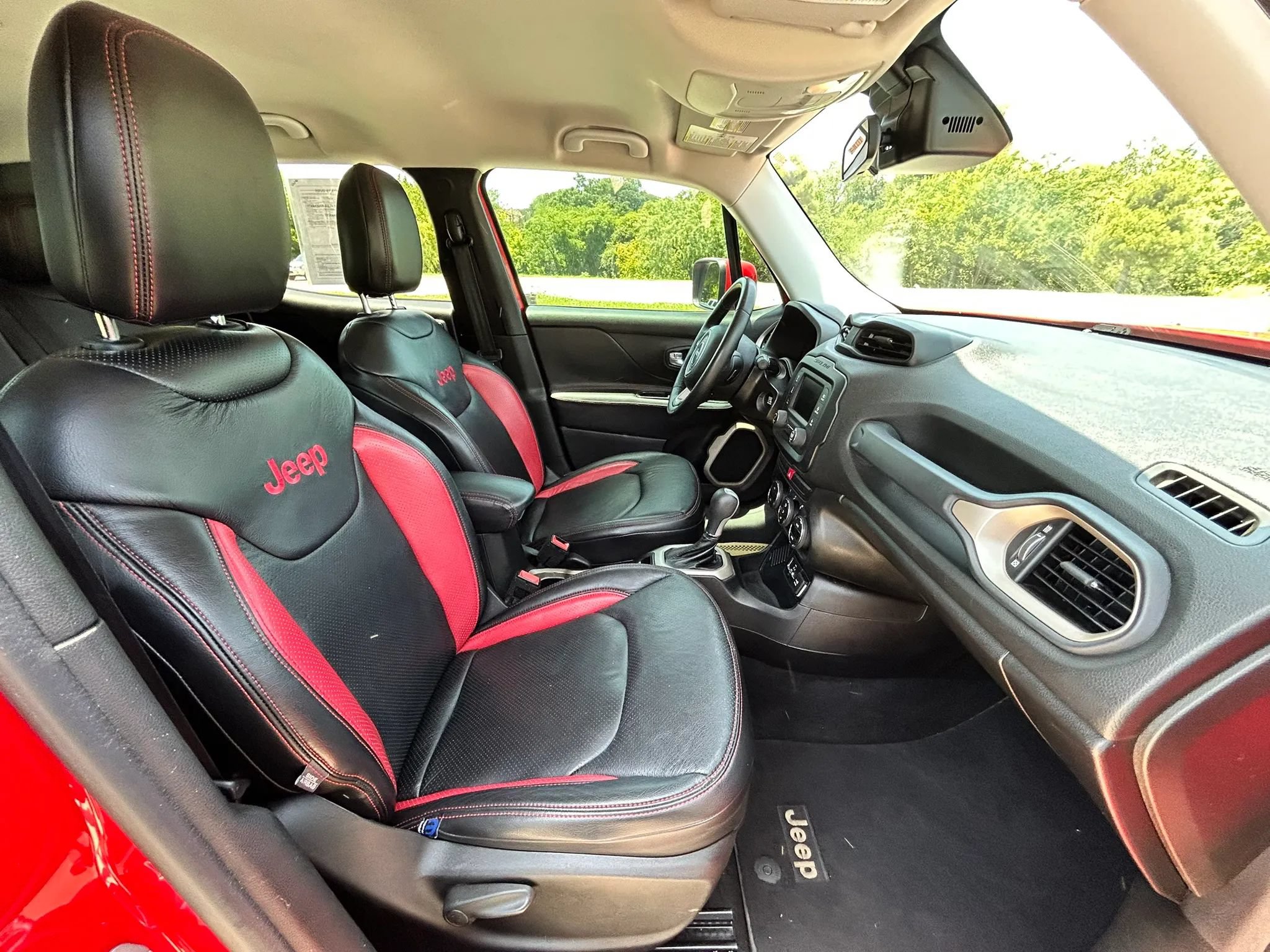 Used 2015 Jeep Renegade Latitude w/ Popular Equipment Group FWD image 13
