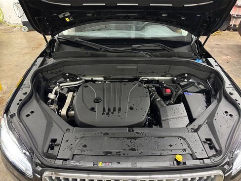 Certified 2025 Volvo XC90 B5 Plus w/ Protection Package Premier image 9