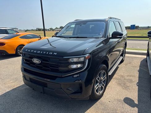 Used 2025 Ford Expedition Active AWD/4WD image 4