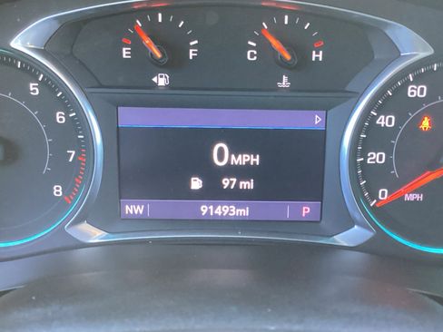 Used 2021 Chevrolet Traverse LT image 3