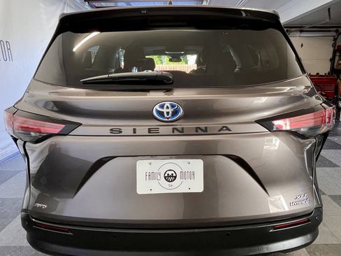 Used 2021 Toyota Sienna XLE image 5