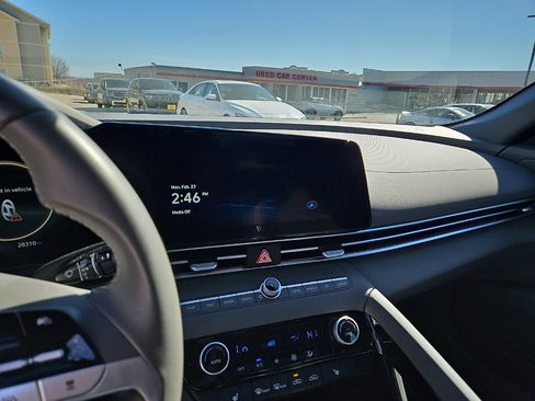 Used 2025 Hyundai Elantra SEL image 16