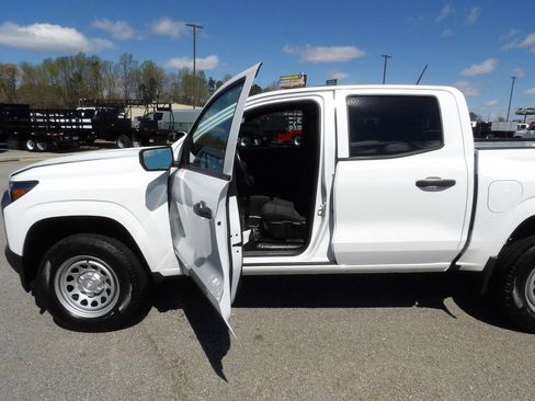 Used 2023 Chevrolet Colorado W/T image 13