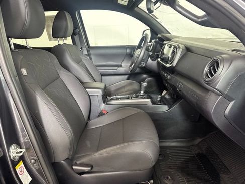 Used 2018 Toyota Tacoma TRD Sport w/ Technology Package AWD/4WD image 4